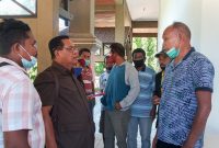 Sirilus Mbabho (kanan) sedang memberikan keterangan kepada seorang anggota DPRD Sikka, Senin (12/4)
