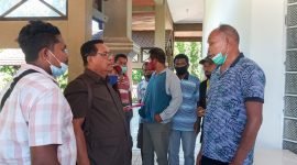 Sirilus Mbabho (kanan) sedang memberikan keterangan kepada seorang anggota DPRD Sikka, Senin (12/4)
