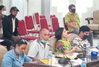 Sirilus Mbabho sebagai wakil warga saat RDP bersama DPRD Sikka, Selasa (13/4)