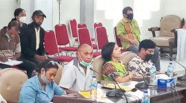 Sirilus Mbabho sebagai wakil warga saat RDP bersama DPRD Sikka, Selasa (13/4)