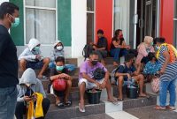 Warga Nualolo Desa Bhera dievakuasi ke Gedung SCC, Jumat (16/4)