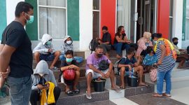 Warga Nualolo Desa Bhera dievakuasi ke Gedung SCC, Jumat (16/4)