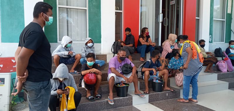 Warga Nualolo Desa Bhera dievakuasi ke Gedung SCC, Jumat (16/4)