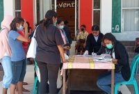 Petugas BPBD Sikka mendata warga Nualolo yang akan menjalani karantina terpusat di Gedung SCC, Jumat (16/4)