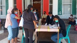 Petugas BPBD Sikka mendata warga Nualolo yang akan menjalani karantina terpusat di Gedung SCC, Jumat (16/4)