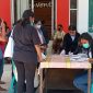 Petugas BPBD Sikka mendata warga Nualolo yang akan menjalani karantina terpusat di Gedung SCC, Jumat (16/4)