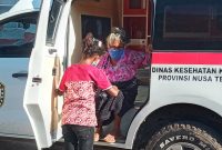 Ambulance Khusus Covid mengantar 6 warga positip Covid ke Gedung SCC, Jumat (16/4)