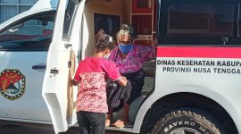 Ambulance Khusus Covid mengantar 6 warga positip Covid ke Gedung SCC, Jumat (16/4)