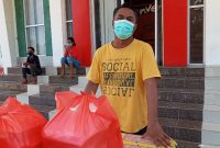 Sapeliga Guntur menyampaikan protes di Gedung SCC, Jumat (16/4)