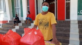 Sapeliga Guntur menyampaikan protes di Gedung SCC, Jumat (16/4)