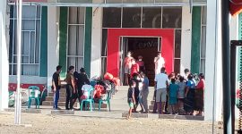 Sejumlah warga menjalani karantina terpusat di Gedung SCC