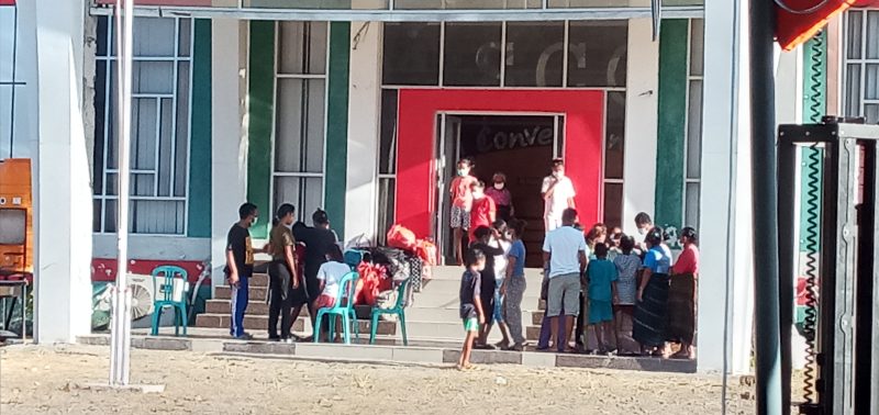 Sejumlah warga menjalani karantina terpusat di Gedung SCC