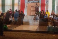 Warga Nualolo yang terpapar Covid karantina di Gedung SCC, Selasa (20/4) malam