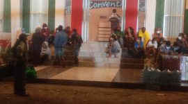 Warga Nualolo yang terpapar Covid karantina di Gedung SCC, Selasa (20/4) malam