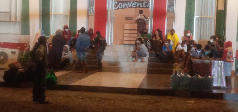 Warga Nualolo yang terpapar Covid karantina di Gedung SCC, Selasa (20/4) malam
