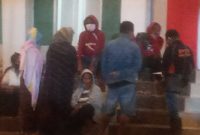 Warga Nualolo yang baru terpapar sedang istirahat di depan Gedung SCC, Selasa (20/4)