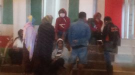 Warga Nualolo yang baru terpapar sedang istirahat di depan Gedung SCC, Selasa (20/4)