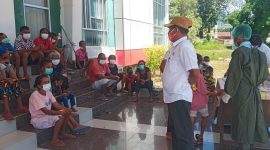 Camat Mego Alwan Mahmud sedang berbincang santai dengan warga Nualolo yang menjalani karantina terpusat di Gedung SCC, Rabu (21/4)