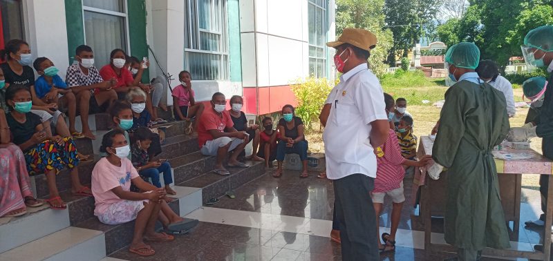 Camat Mego Alwan Mahmud sedang berbincang santai dengan warga Nualolo yang menjalani karantina terpusat di Gedung SCC, Rabu (21/4)