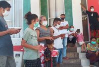 Warga karantina di Gedung SCC mendapatkan masker dari Dinkes Sikka, Rabu (21/4)
