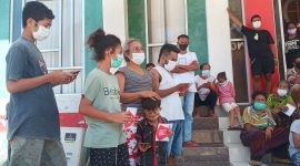 Warga karantina di Gedung SCC mendapatkan masker dari Dinkes Sikka, Rabu (21/4)