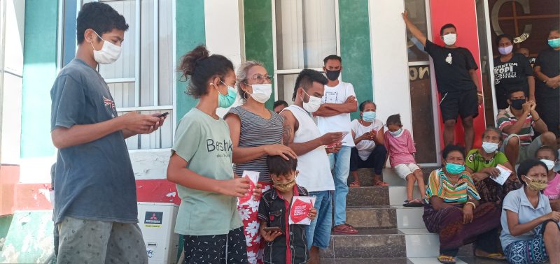 Warga karantina di Gedung SCC mendapatkan masker dari Dinkes Sikka, Rabu (21/4)