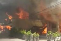 Kebakaran di Sinde Kabor Kelurahan Kota Uneng, Kamis (22/4) (foto: istimewa)