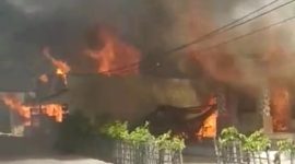 Kebakaran di Sinde Kabor Kelurahan Kota Uneng, Kamis (22/4) (foto: istimewa)