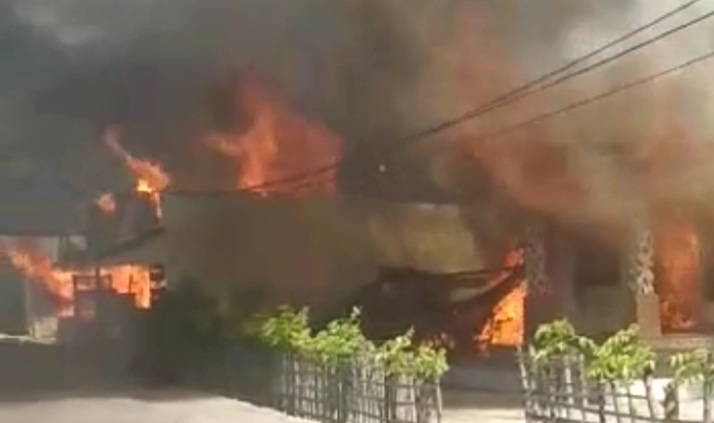 Kebakaran di Sinde Kabor Kelurahan Kota Uneng, Kamis (22/4) (foto: istimewa)