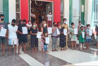 Warga terpapar Klaster Nualolo yang karantina terpusat di Gedung SCC dipulangkan, Senin (26/4)