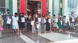 Warga terpapar Klaster Nualolo yang karantina terpusat di Gedung SCC dipulangkan, Senin (26/4)