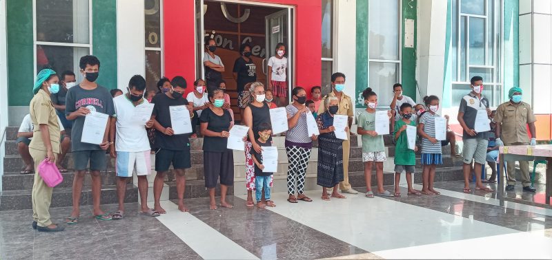 Warga terpapar Klaster Nualolo yang karantina terpusat di Gedung SCC dipulangkan, Senin (26/4)