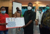 Alexia Alex menerima pembayaran ganti rugi secara simbolis dari Ketua DPRD Sikka, Selasa (27/4)