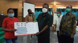 Alexia Alex menerima pembayaran ganti rugi secara simbolis dari Ketua DPRD Sikka, Selasa (27/4)