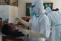 Petugas medis sedang rapid antigen seorang pelajar SMAK Seminari Maria BSB Maumere, Rabu (28/4)