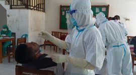 Petugas medis sedang rapid antigen seorang pelajar SMAK Seminari Maria BSB Maumere, Rabu (28/4)