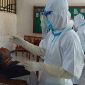 Petugas medis sedang rapid antigen seorang pelajar SMAK Seminari Maria BSB Maumere, Rabu (28/4)