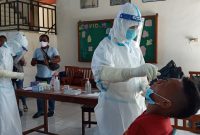 Pelaksanaan rapid antigen kepada pelajar SMAK Maria BSB Maumere, Rabu (28/4)