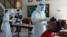 Pelaksanaan rapid antigen kepada pelajar SMAK Maria BSB Maumere, Rabu (28/4)