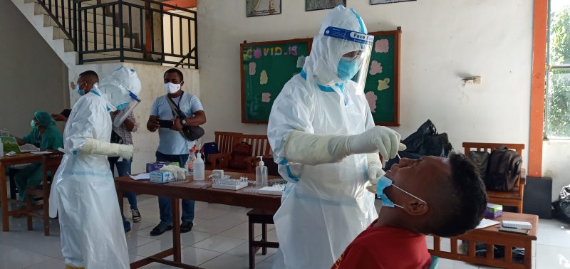 Pelaksanaan rapid antigen kepada pelajar SMAK Maria BSB Maumere, Rabu (28/4)