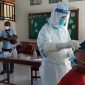 Pelaksanaan rapid antigen kepada pelajar SMAK Maria BSB Maumere, Rabu (28/4)
