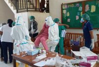 Petugas kesehatan pingsan saat melayani rapid massal di SMAK Seminari Maria BSB Maumere, Rabu (28/4)