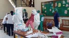 Petugas kesehatan pingsan saat melayani rapid massal di SMAK Seminari Maria BSB Maumere, Rabu (28/4)