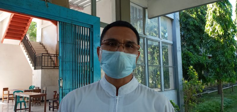 Kepala SMAK Seminari BSB Maumere RD Raymundus Minggu