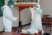 Petugas kesehatan sedang bersiap melaksanakan rapid massal, Kamis (29/4)