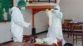 Petugas kesehatan sedang bersiap melaksanakan rapid massal, Kamis (29/4)