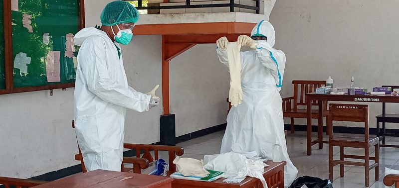 Petugas kesehatan sedang bersiap melaksanakan rapid massal, Kamis (29/4)