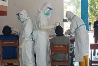 Suasana rapid antigen massal di lingkup Seminari BSB Maumere, Kamis (29/4)
