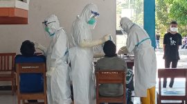 Suasana rapid antigen massal di lingkup Seminari BSB Maumere, Kamis (29/4)
