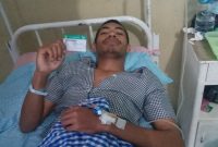 Konterius Lise sambil terbaring menunjukkan KIS miliknya